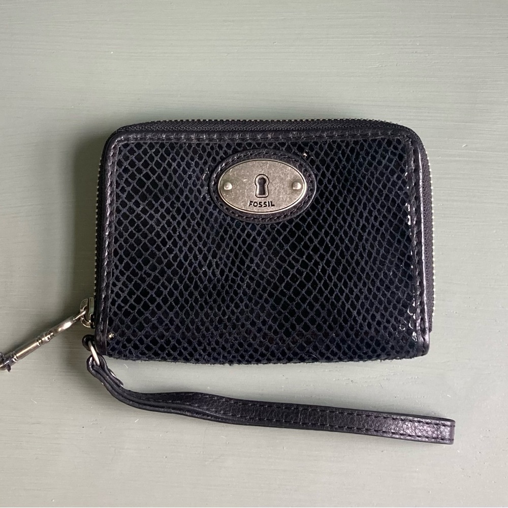 Fossil Leather Wallet With Key Charm Zipper Pull - image 5